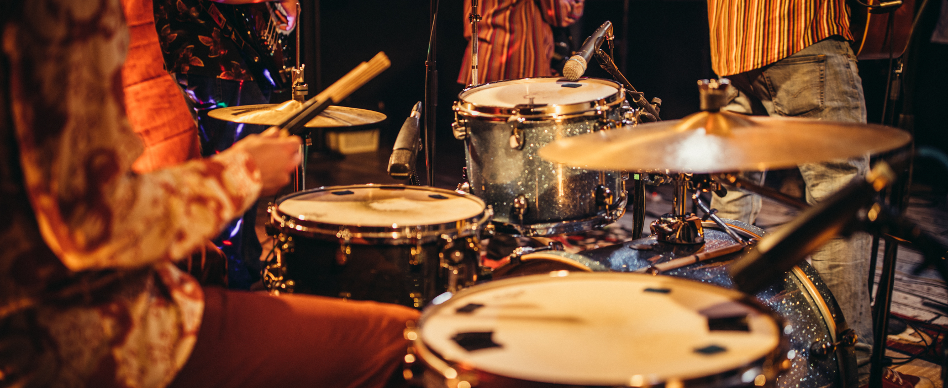 Bateria acústica en primer pla